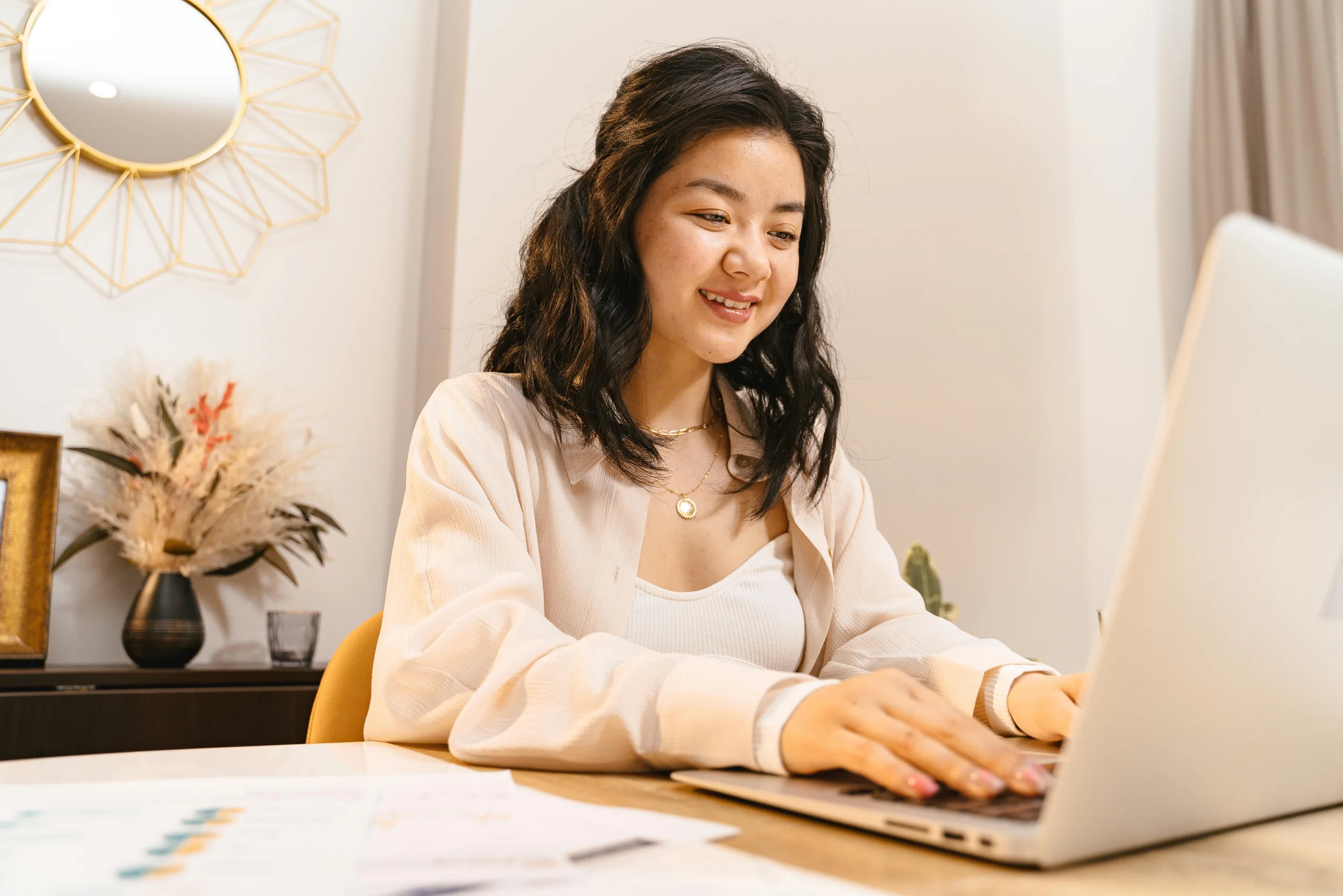 Hành trình đạt IELTS 7.0 của một nhân viên văn phòng đang ngồi học với laptop và tài liệu để săn học bổng.