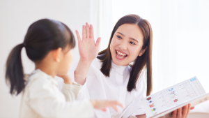 Giáo viên đang tận tình hỗ trợ học viên 1-1 tại We Study trong một buổi tư vấn lộ trình học tập.
