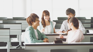 Một nhóm học viên IELTS tại We Study đang thảo luận sôi nổi để rèn luyện kỹ năng làm việc nhóm.