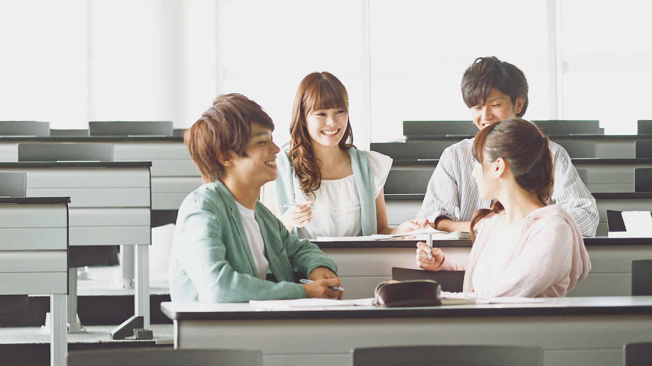 Một nhóm học viên IELTS tại We Study đang thảo luận sôi nổi để rèn luyện kỹ năng làm việc nhóm.