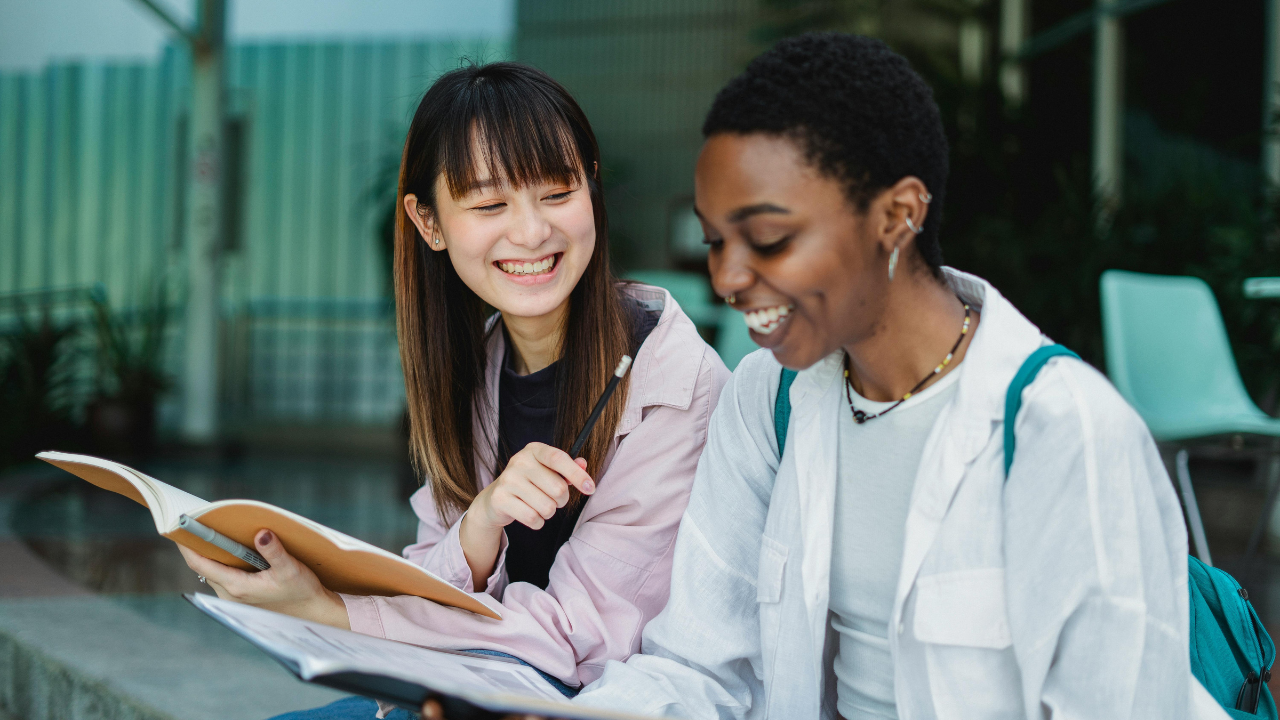 Sinh viên đang tự tin giao tiếp với bạn học Speaking IELTS, thể hiện việc làm chủ cuộc đối thoại.
