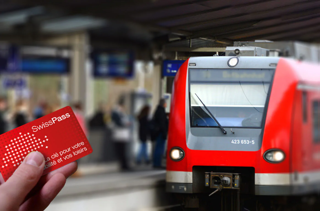 Một chiếc tàu hỏa màu đỏ đặc trưng của SBB đang chạy qua vùng núi Alpes, biểu tượng của hệ thống giao thông công cộng tại Thụy Sĩ.
