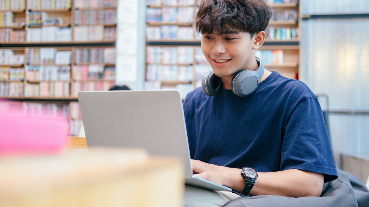 Kệ sách trong thư viện hỗ trợ học viên tại We Study với nhiều đầu sách ngoại văn chọn lọc.