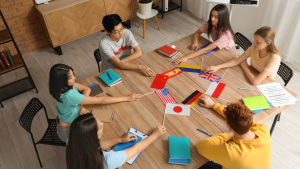 Học viên We Study tham gia trò chơi từ vựng tiếng Anh để củng cố kiến thức.